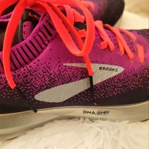 Brooks running shoe DNA Amp